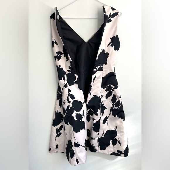 Coast Women's Elegant Dress - Picture 4 of 6